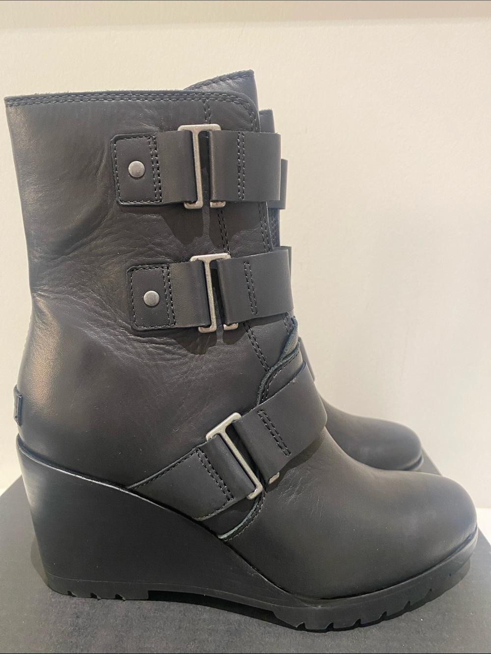 NIB Sorel After Hours Black Boots Wedge Ankle Boots Size 8 - Picture 2 of 12